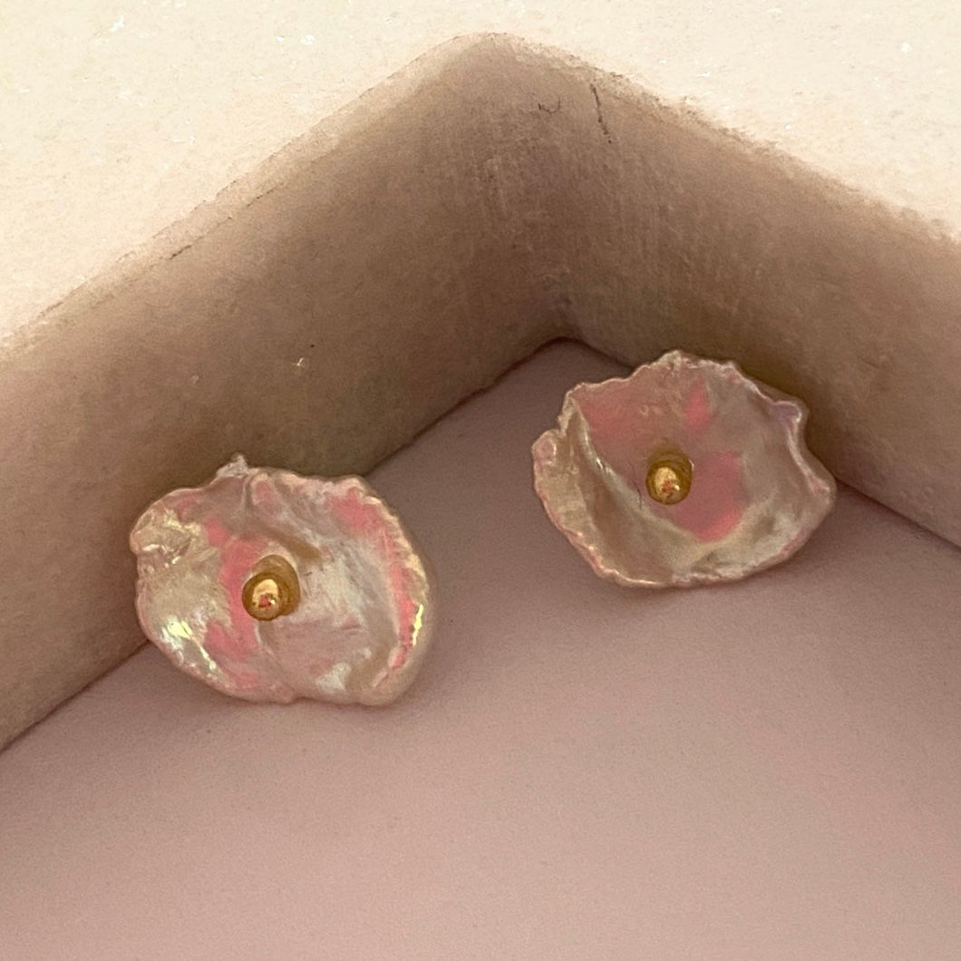The Spanish pearl flower studs