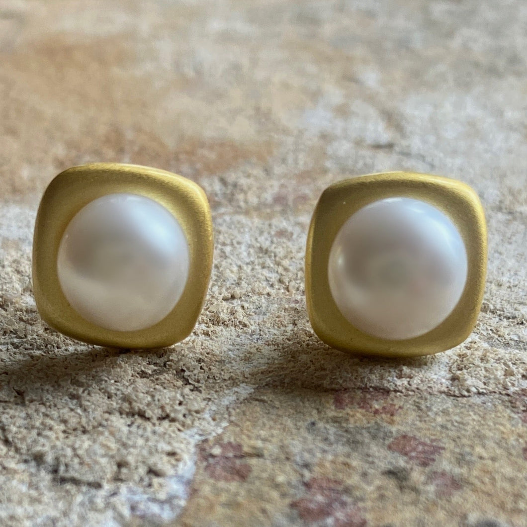 Brushed gold button pearls