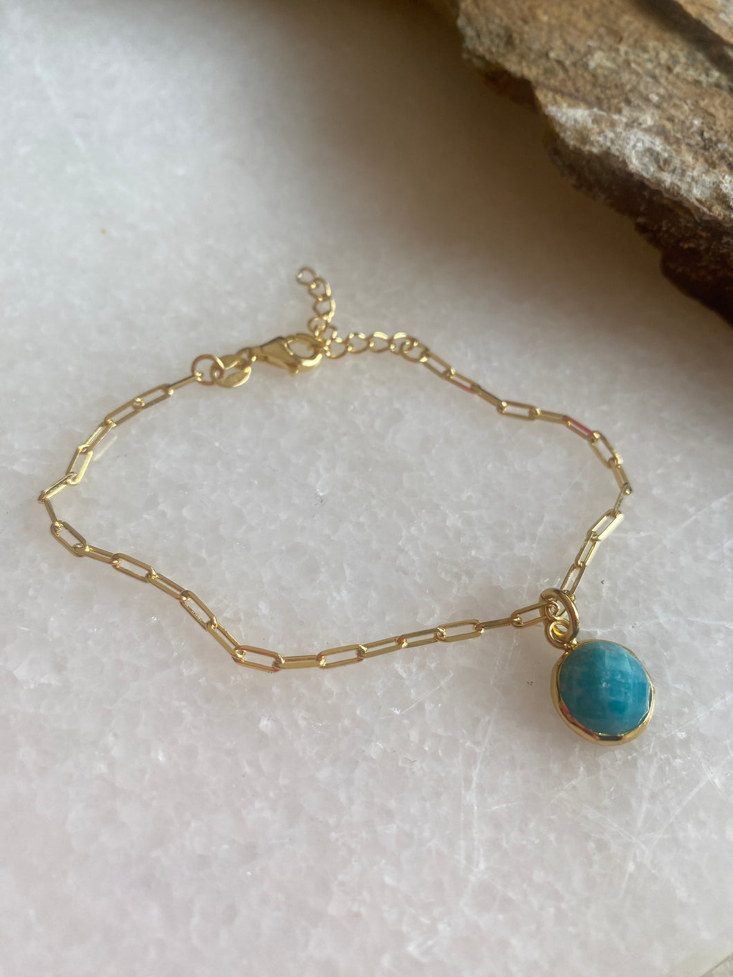 Link bracelet with turquoise apatite charm