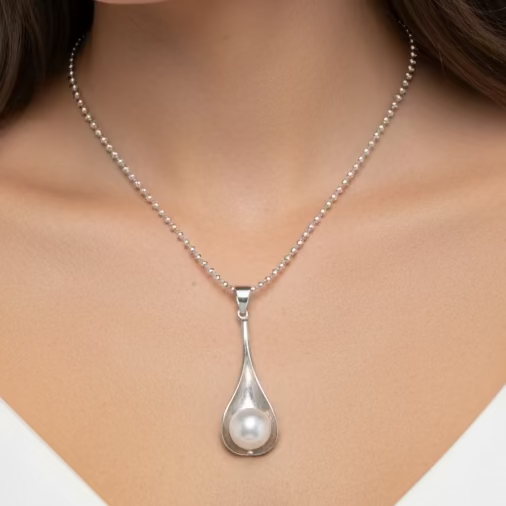 Tulip fresh water pearl necklace