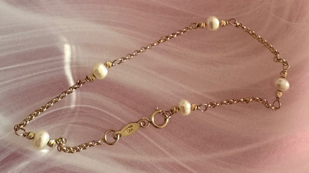 14k gold Akoya pearl bracelet