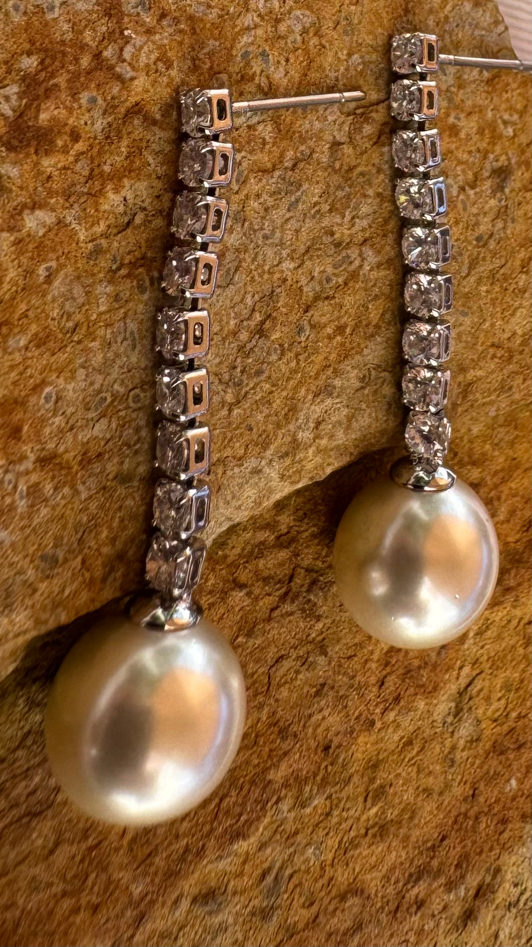 9 diamanté studs with 10mm shell based pearls