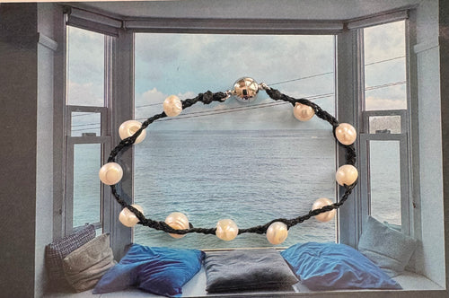 Crochet bracelet with pearls