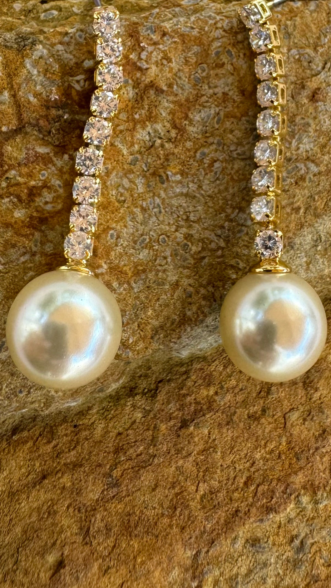 9 diamanté studs with 10mm shell based pearls