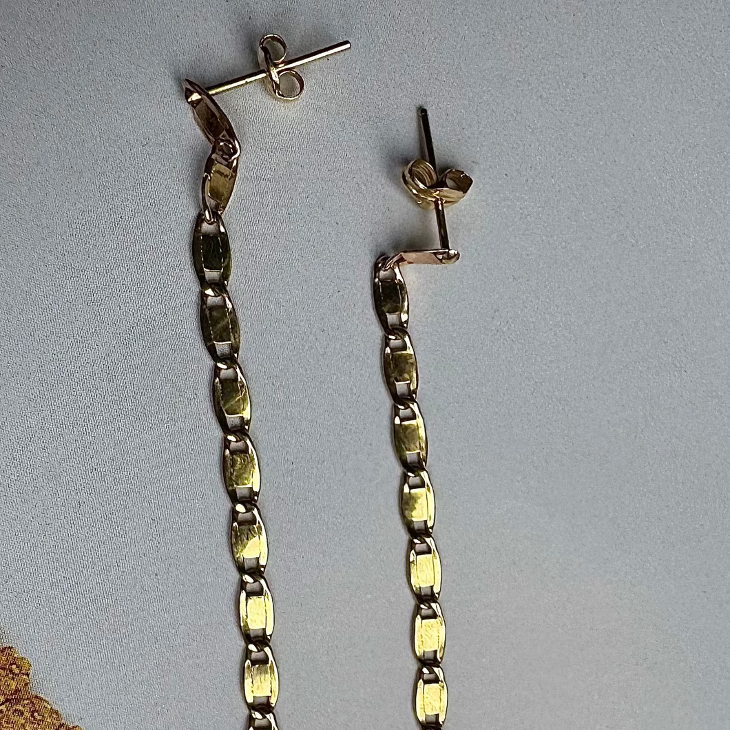 The ‘Theta’ earrings 14k gold.