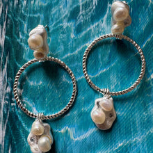 The Keshi pearl with hoop earrings