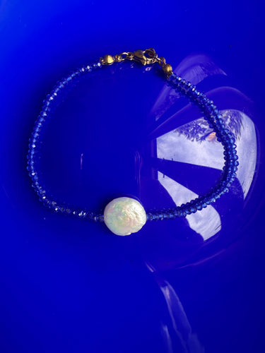 Blue crystal beads with fresh water pearl centrepiece bracelet
