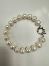 Fresh water pearl bracelet with bolt clasp