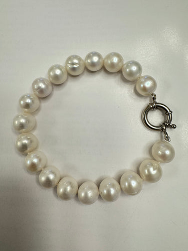 Fresh water pearl bracelet with bolt clasp