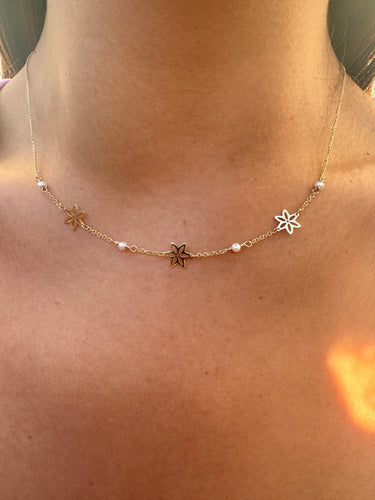 The 14k gold flowers and pearls necklace