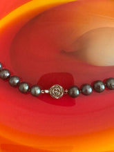 Black freshwater pearl necklace with rose