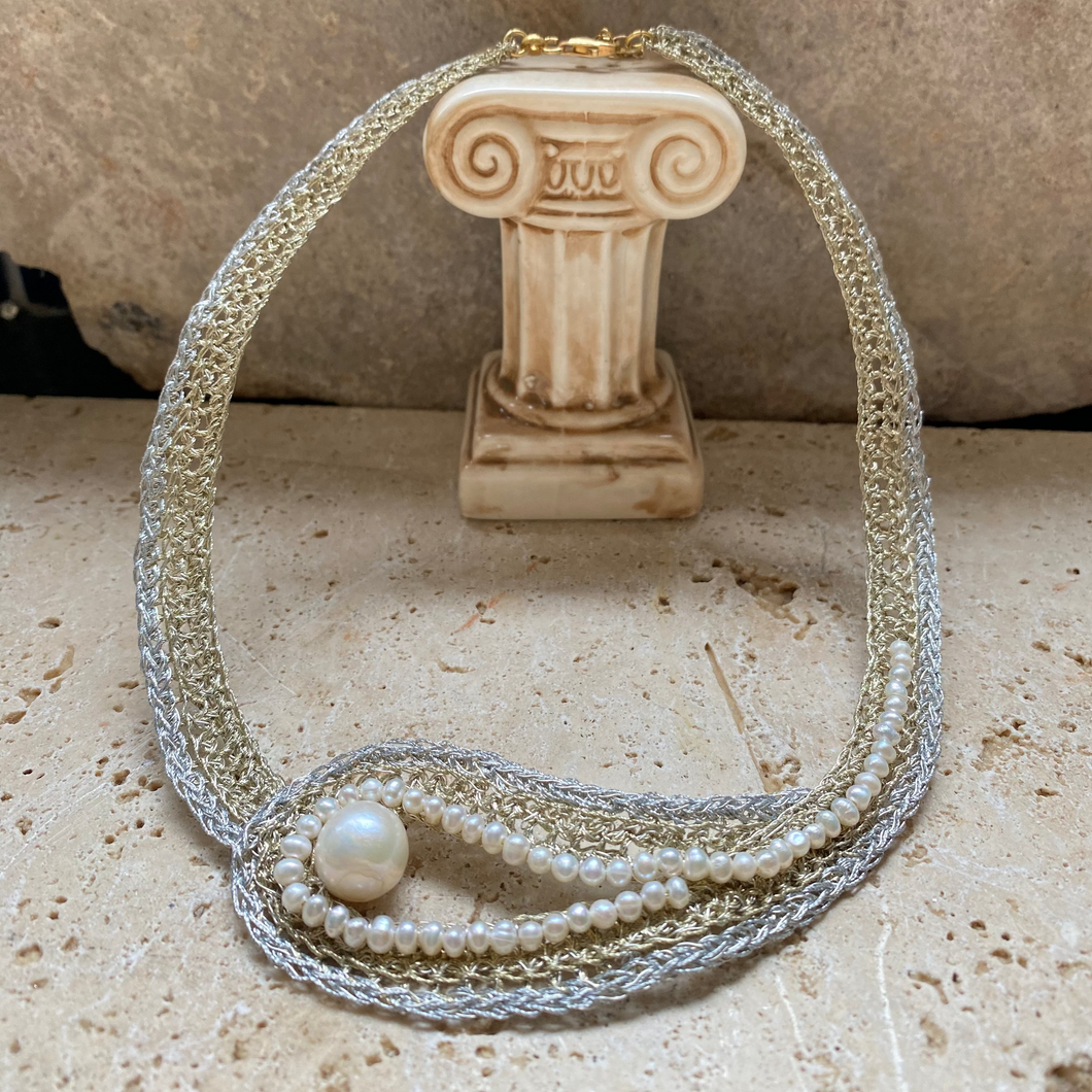 The pearl eye collier