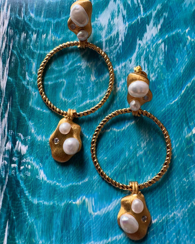 The Keshi pearl with hoop earrings