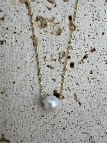 Round white pearl necklace