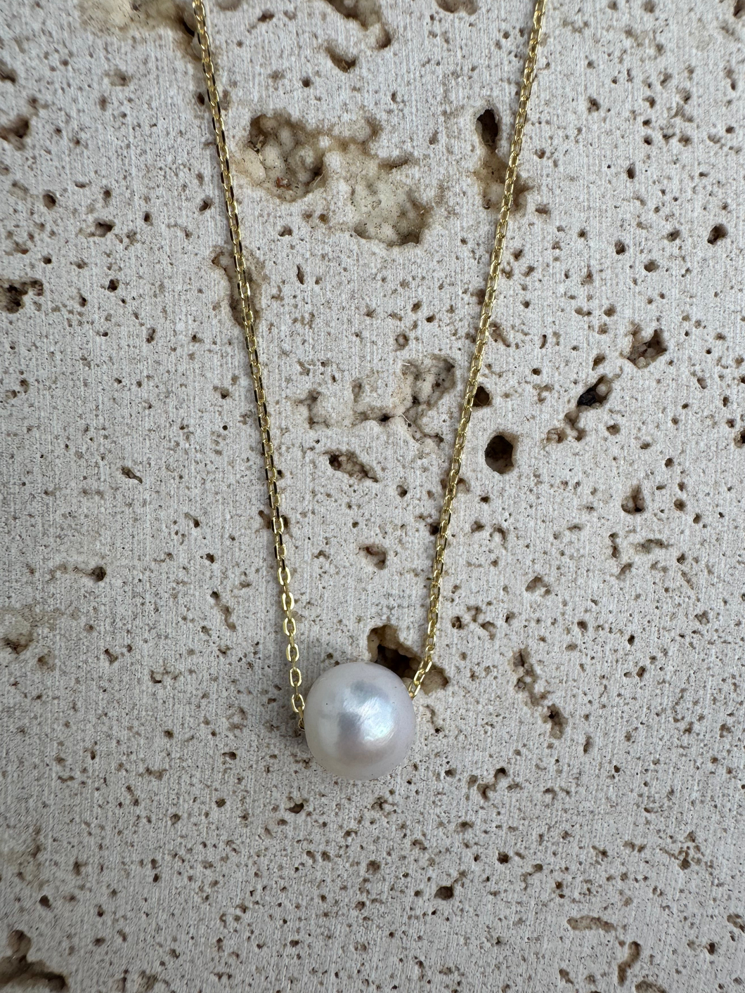 Round white pearl necklace