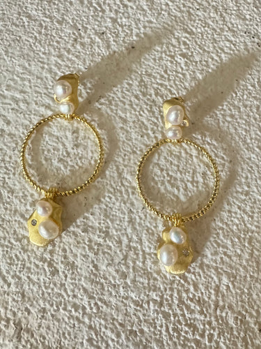 The Keshi pearl with hoop earrings