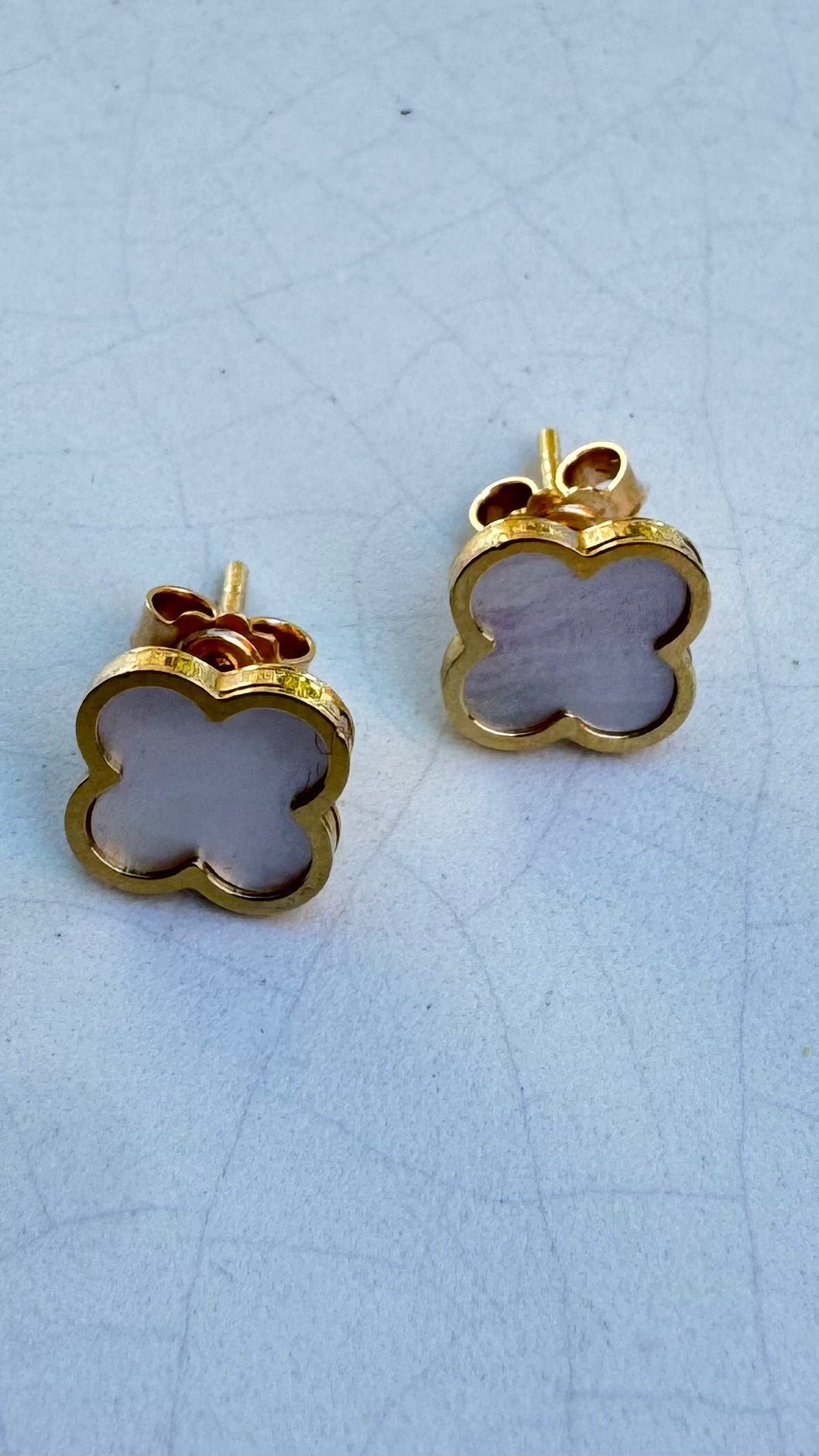 14k gold mother of pearl flower stud earrings