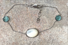 ‘Kassandra’ Cabochon bracelet Mother of pearl/fluorite