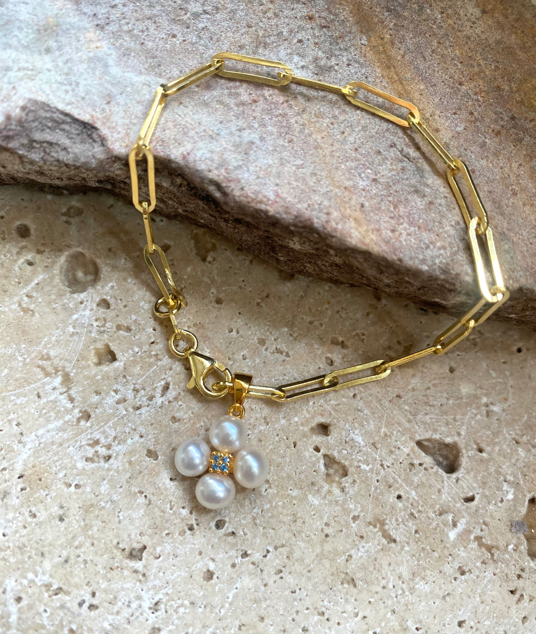 Open link bracelet with pearl pendant