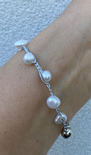 Crochet bracelet with pearls