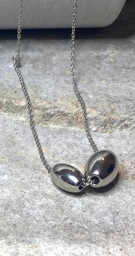 Elliptical spheres necklace