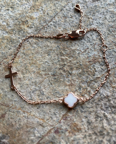 Cleopatra White Centrepiece and cross Bracelet Rose