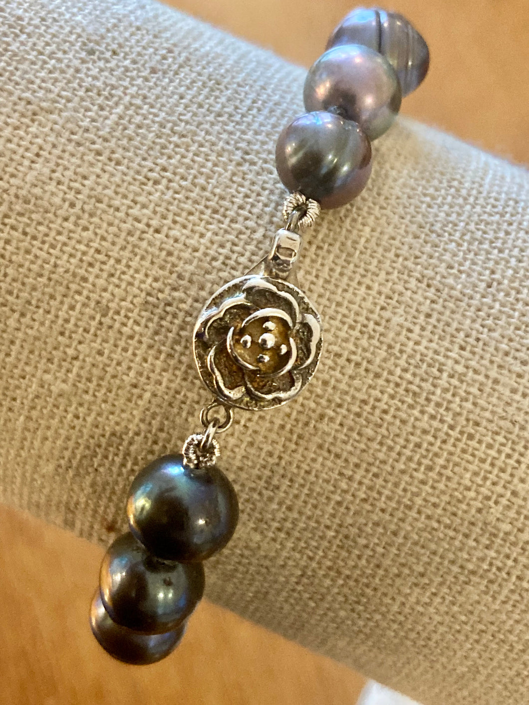 Black freshwater pearls bracelet with rose