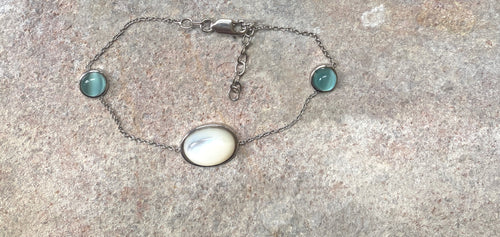 ‘Kassandra’ Cabochon bracelet Mother of pearl/fluorite