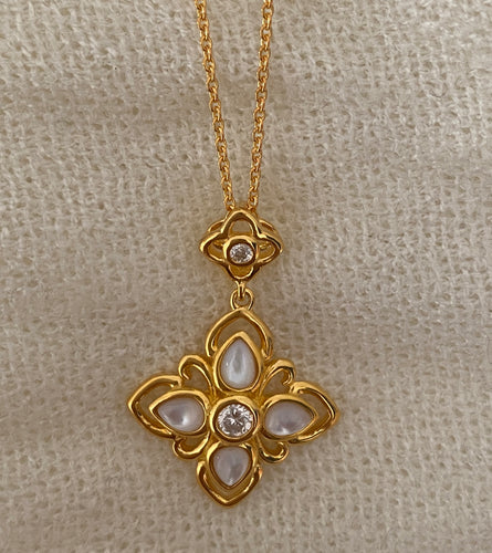 Mía flower necklace in mother of pearl and CZ embedded 18K yellow gold vermeil