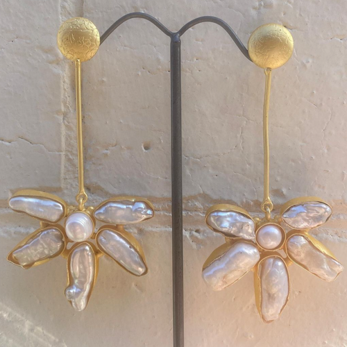 Flower earrings in Keshi pearls