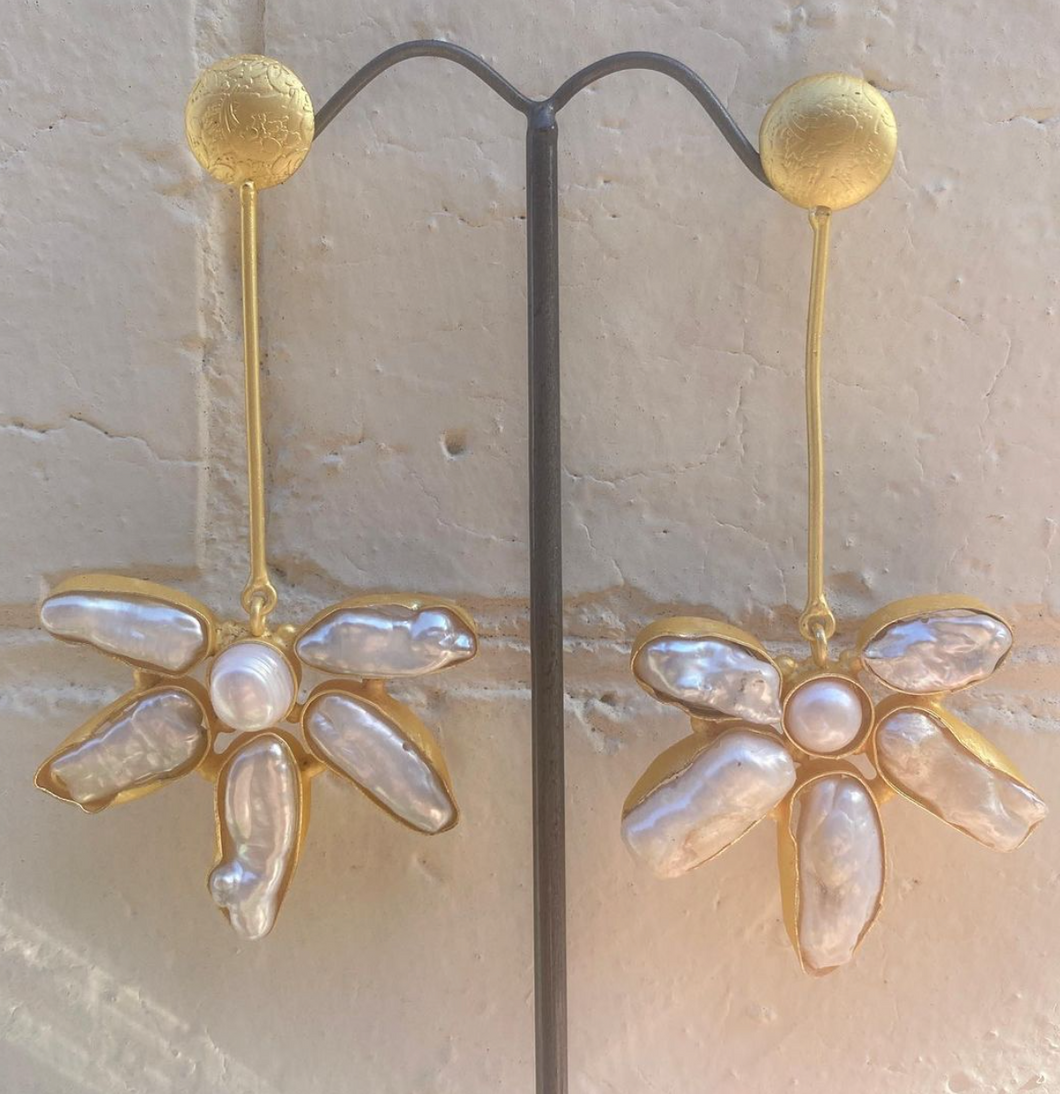 Flower earrings in Keshi pearls