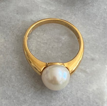 Classic gold pearl ring