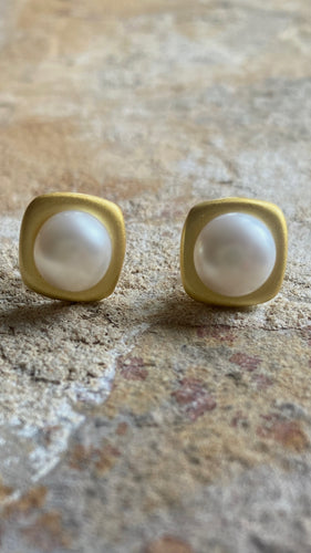 Brushed gold button pearls