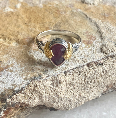 The ‘ρουμπίνι’ ruby ring