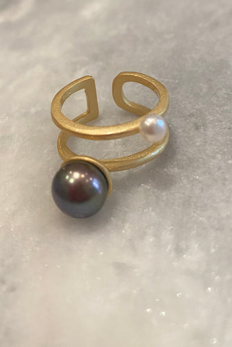 Black and white fresh water pearl ring