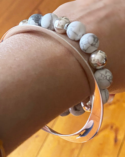 Elasticised white howlite bracelet