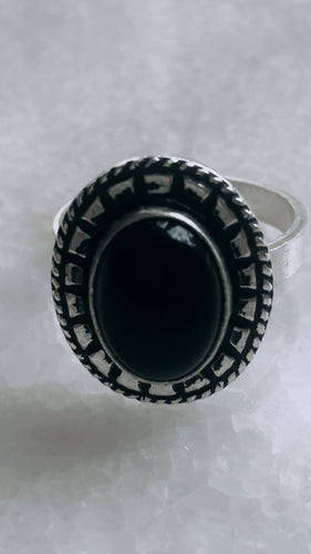 Oval onyx ring