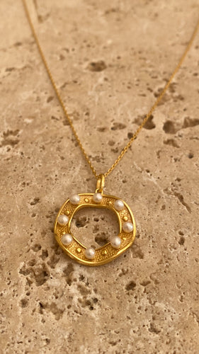 Circle of pearls necklace
