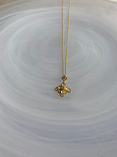 Mía flower necklace in mother of pearl and CZ embedded 18K yellow gold vermeil